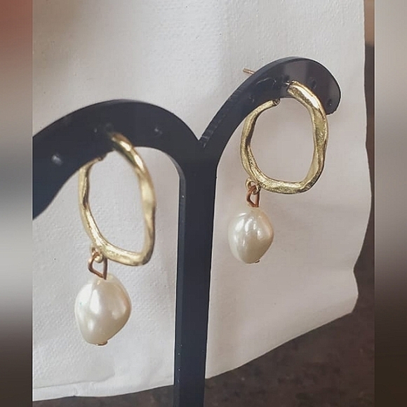 Gold Sleeper Pearl Drop Earrings. 🌴 - Picture 6 of 7